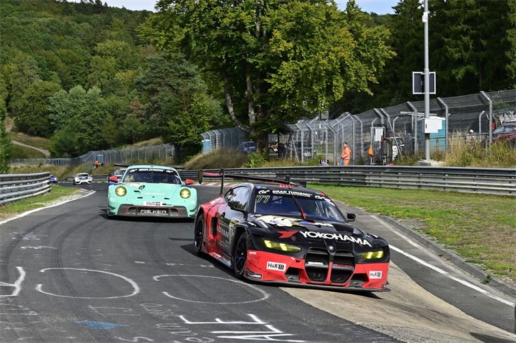 Im Feld der 131 gestarteten Fahrzeuge konnte am Samstag (NLS 8) der Schubert BMW den Sieg mit einem hauchdünnen Vorsprung vor dem Faken-Porsche ins Ziel retten.Fotos: BURG