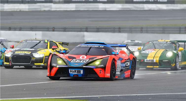 Im Feld der 184 gestarteten Fahrzeuge der siegreiche KTM von Teichmann Racing. Fotos: Peter Burggraf