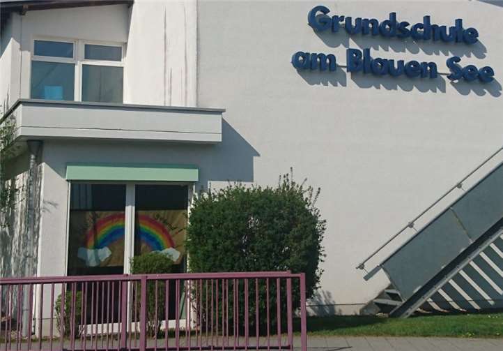 Im Fenster der Grundschule ist nun ein großer Regenbogen zu sehen. Foto: privat