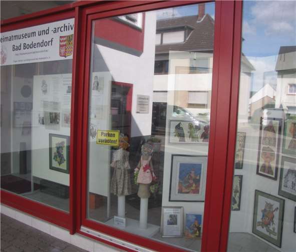 Im Fenster des Heimatmuseums ist die interessante Ausstellung zu sehen. Fotos: privat