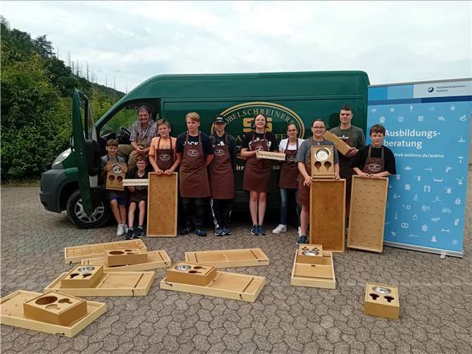 Im Ferienworkshop lernten die Kinder und Jugendlichen die Holzbearbeitung kennen, Werkzeuge richtig zu benutzen und eigene kleine Werke aus Holz herzustellen.  Fotos: Handwerkskammer Koblenz / Roman Sieling