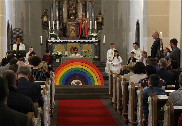 Im Festgottesdienst konnten die Kommunionkinder ganz nah am Altar den Gottesdienst mit erleben und setzten in bunten Farben „Gottes Regenbogen“ zusammen.