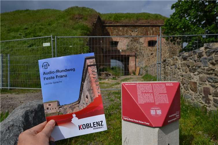 Im Festungspark Kaiser Franz steht ein neuer Audio-Rundgang in Leichter sowie Standardsprache zur Verfügung. Um die gesprochenen Texte abzurufen, können Besucher mit ihrem Smartphone die QR-Codes an den Info-Stelen nutzen. Foto: Stadt Koblenz/Verena Groß