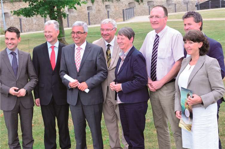 Im Festungspark freuten sich die Kommunalpolitiker über die Förderungszusagen von Bundesbauministerin Barbara Hendricks (3.v.re.).