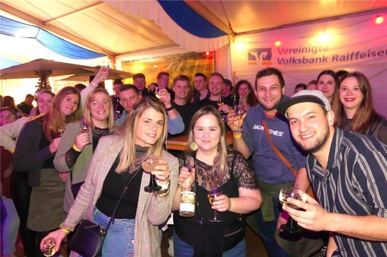 Im Festzelt auf dem Cochemer Endertplatz wurde der frische Federweiße ausgiebig genossen und gefeiert. Fotos: TE