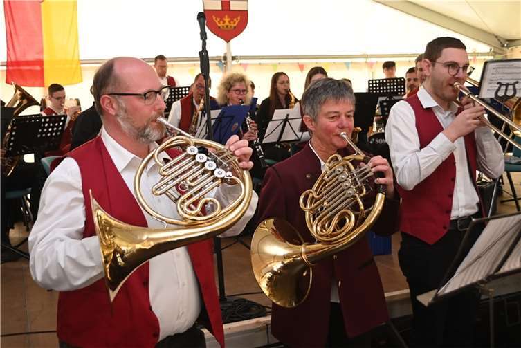 Im Festzelt gab am Sonntag die Musik den Ton an.