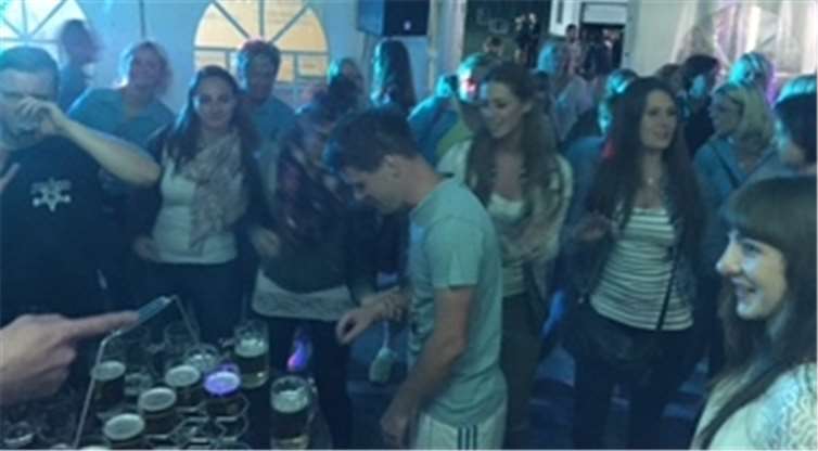 Im Festzelt ging es bei bester Partystimmung hoch her. privat