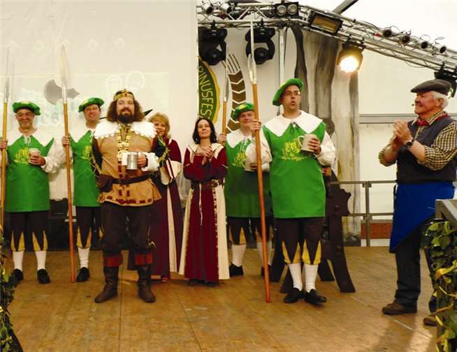 Im Festzelt hieß Gambrinus - alias Patrick Barthelmeh- sein Volk herzlich willkommen. Moderiert wurde der Tag von Heinz Lempertz (r.)