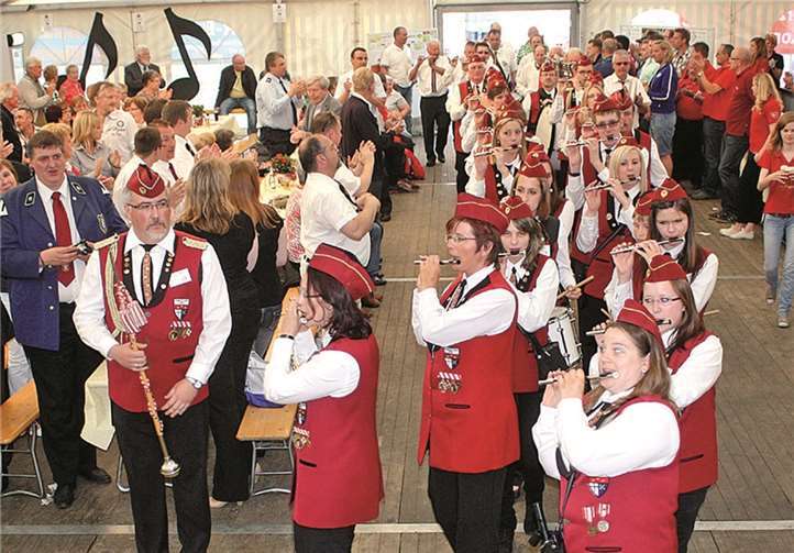 Im Festzelt sorgten zahlreiche musikalische Einlagen für Kurzweil.