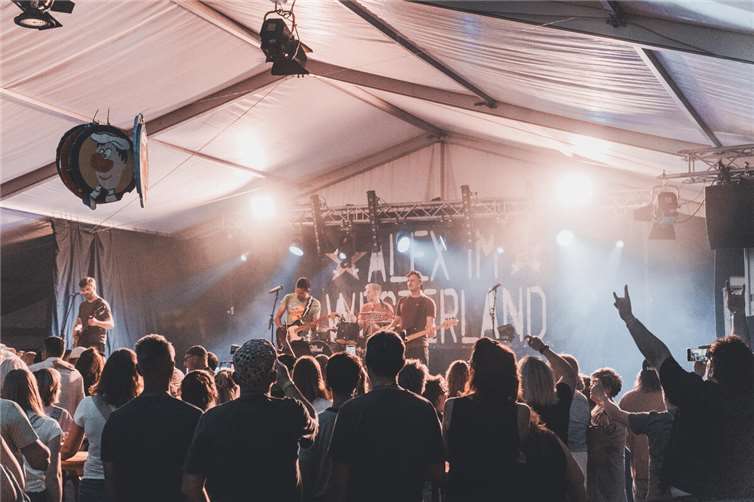 Spektakuläres Großfeuerwerk, Live-Musik und Brauchtum Im Festzelt startet die erste große Partynacht am 15. August, begleitet von DJ Hyperboat x DJ Schlappi on the Decks ab 20 Uhr.