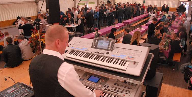 Im Festzelt und besonders an der langen Theke ging es hoch her am Tag derDeutschen Einheit. Hier bereiteten sich die Besucher auf einen Rundgangüber den Markt vor oder feierten ihre erfolgreichen Einkäufe. Fotos: KER