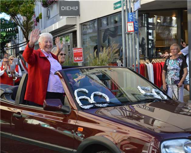 Im Festzug dabei waren auch die Jubiläums-Exweinköniginnen Imgard Meyer und Sigrid Bauer.
