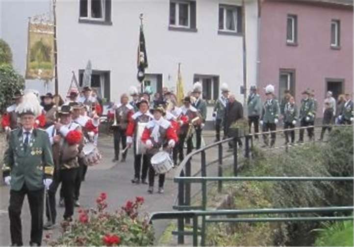 Im Festzug ging es am Sonntag durch den Ort.