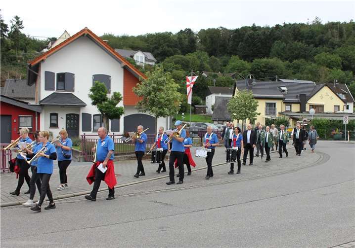 Im Festzug ging es von der Kirche zum Festgelände an der Brohltalhalle. Foto: WER