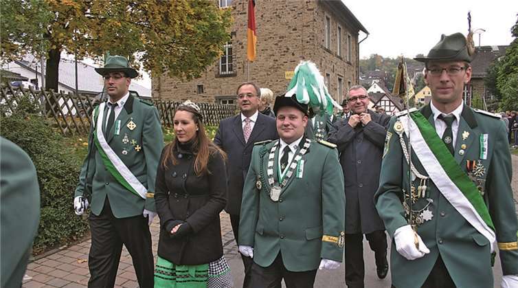 Im Festzug ging es zum Ehrenmal zur Kranzniederlegung.RÜ