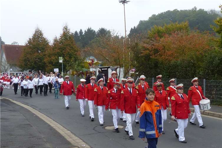 Im Festzug marschierten die Gastvereine mit den Veranstaltern durch die geschmückten Straßen des Dorfes.