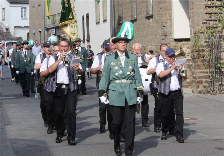 Im Festzug marschierten die Schützen nach dem Festhochamt mitOrtsbürgermeister Braun und Pfarrer Marmannzur Kranzniederlegung am Ehrenmal.