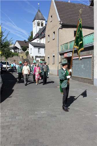 Im Festzug marschierten die Schützen nach dem Festhochamt mit Ortsbürgermeister Braun und Pfarrer Marmann zur Kranzniederlegung am Ehrenmal.