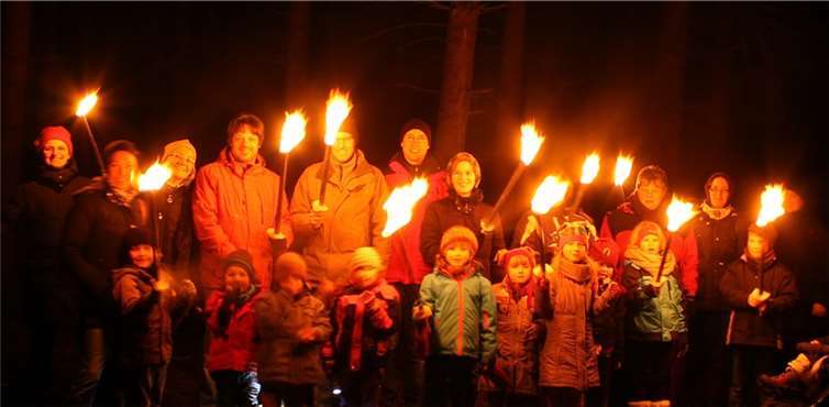 Im Feuerschein kann der Wald in einem ganz anderen Licht erlebt werden. privat