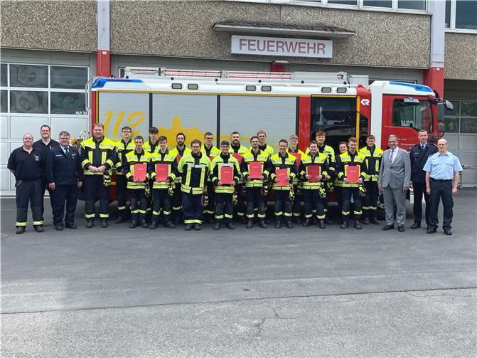 Im Feuerwehrgerätehaus in Montabaur fand der Abschlusslehrgang der Grundausbildung statt. 18 neue Feuerwehrmänner konnten Wehrleiter Jens Weinriefer, sein Stellvertreter Patrick Weyand und der Erste Beigeordnete Andree Stein in den Reihen der VG-Feuerwehr begrüßen. Zwei Mitarbeiterinnen der integrierten Leitstelle Montabaur haben ebenfalls die Ausbildung absolviert.  Foto: VG Montabaur/Marvin Stendebach
