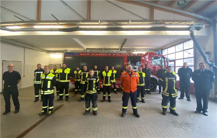 Im Feuerwehrhaus Bad Neuenahr stellten sich die Teilnehmer und Ausbilder zum coronagerechten Gruppenfoto auf. Foto: privat