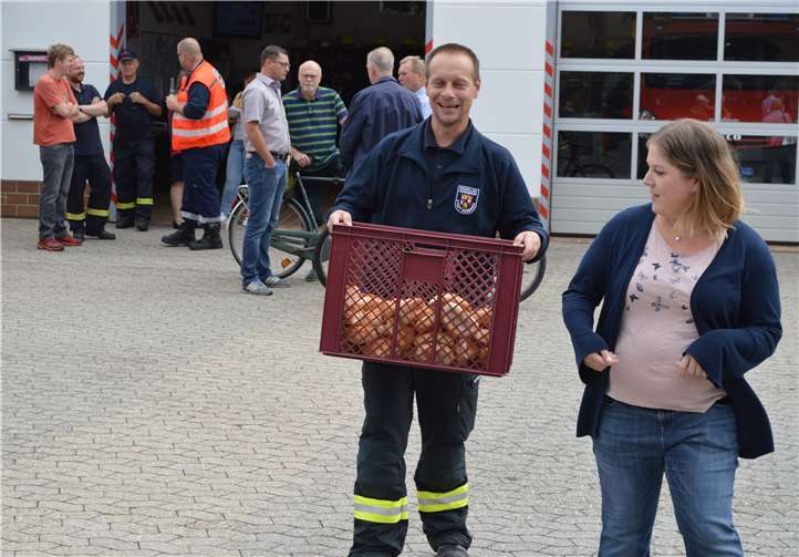 Im Feuerwehrhaus in Kripp hatte man eine Anlaufstelle für die Evakuierten eingerichtet. Da nur eine Familie hier Zuflucht suchte, hatten die Wehrleute zur Mittagszeit einige Brötchen übrig.