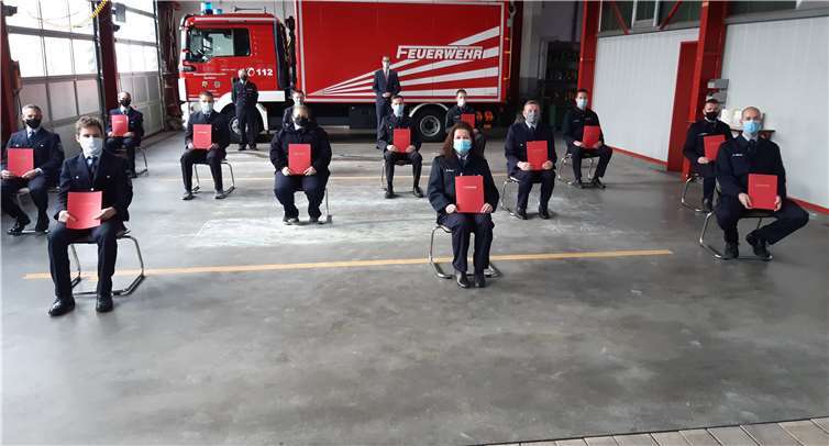 Im Feuerwehrhaus von Nentershausen erhielten dreizehn Männer und Frauen aus dem Ausrückbereich Ost ihre Beförderungsurkunden.