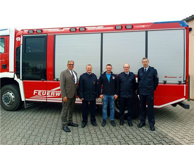 Im Feuerwehrhaus von Nentershausen fand die Versammlung der Jugendwarte statt. Einstimmig wählten sie Jan Schäfer (Mitte) zum Nachfolger von Uwe Rörig, der dieses Amt 33 Jahre innehatte. Mit dabei waren der Erste Beigeordnete Andree Stein (l.) sowie Wehrleiter Jens Weinreifer (r.) und neben ihm sein Stellvertreter Patrick Weyand.  Foto: VG Montabaur / Monique Brill