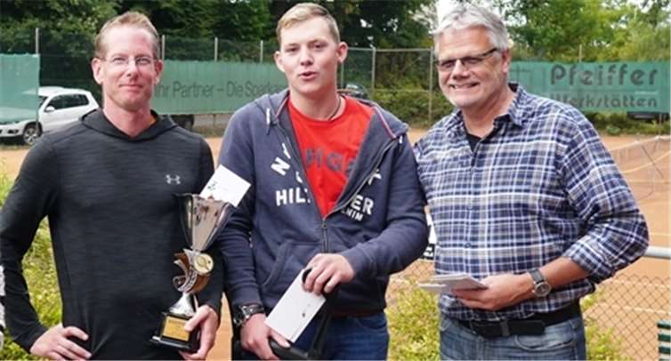 Im Finale des Herren Einzel kampflos zum Titel kam Florian Kluth (l.) weil sich Emil Müller (Mitte) zuvor im Spielgegen den Sportwart Werner Müller (r.) verletzt hatte