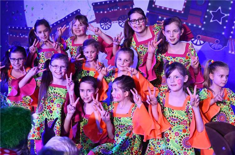 Im Flower-Power-Look bezauberten die jüngsten der Bad Bodendorfer Aktiven, die Blue Berrys, das Publikum. Fotos: RASCH