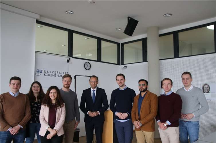 Im Fokus des Gespräches standen die Auswirkungen der Umstrukturierung der Universität Koblenz-Landau für die Studentinnen und Studenten. Quelle: Büro von Josef Oster