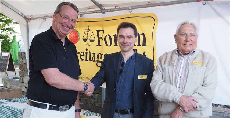Im Forumzelt des Freitagmarktes informierten sie über die neuartige Behandlungsmethode: (v. l.) Hans-Otto Schade, Bad Bodendorfer Unternehmen e. V., Heilpraktiker Carsten Schaub und Eckhard Hoffmann, Forum-Beauftragter Freitagsmarkt. Wolfgang Seidenfuß
