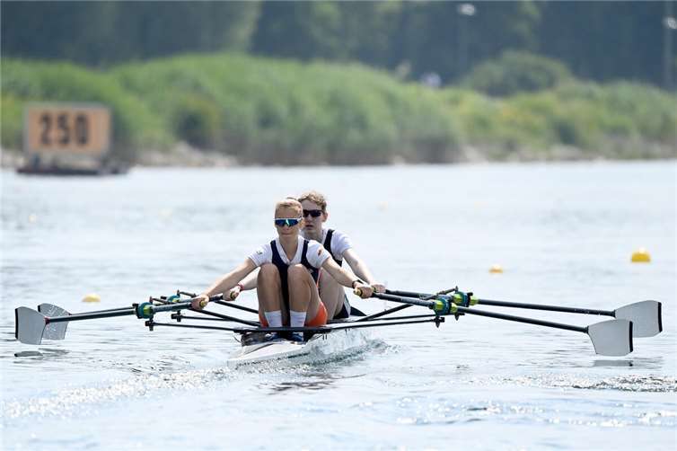 Im Foto vorne Annika Rojan auf Schlag, dahinter Emma Ortlieb kurz vor der 250m Marke und dem finalen Endspurt auf den Deutschen Jahrgangsmeisterschaften.  Foto: meinruderbild.de
