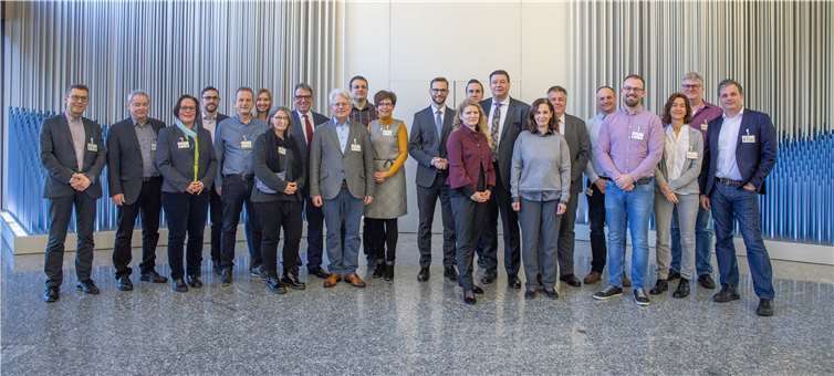Im Foyer der Bundesbank in Frankfurt: Die verwaltungsinterne Projektgruppe Verbandsgemeindehaus, die Lenkungsgruppe und Architekt Ole Flemming wurden vom Projektteam Campus der Bundesbank begrüßt und durchs Haus geführt.Foto: Nils Thies, Bundesbank