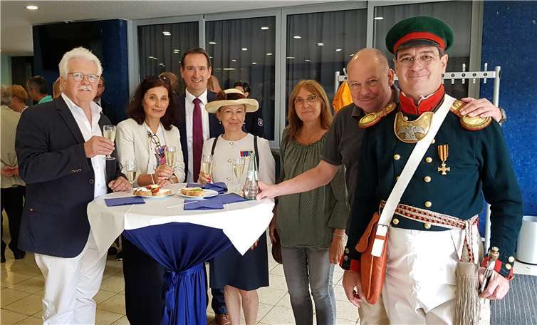 Im Foyer der Weißenthurmer Stadthalle fand nach denFeierlichkeiten ein geselliger Empfang für die interessierte Bevölkerung statt. Fotos: KH