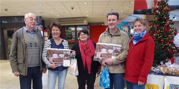 Im Foyer des Bad Emser REWE-Markts verkauften die Aktiven der Bürgerstiftung Weihnachtsplätzchen und den Historischen Kalender Bad Ems 2018.privat
