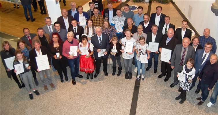 Im Foyer des Bürgerhauses stellten sich die ausgezeichneten Sportler zum Gruppenbild auf.