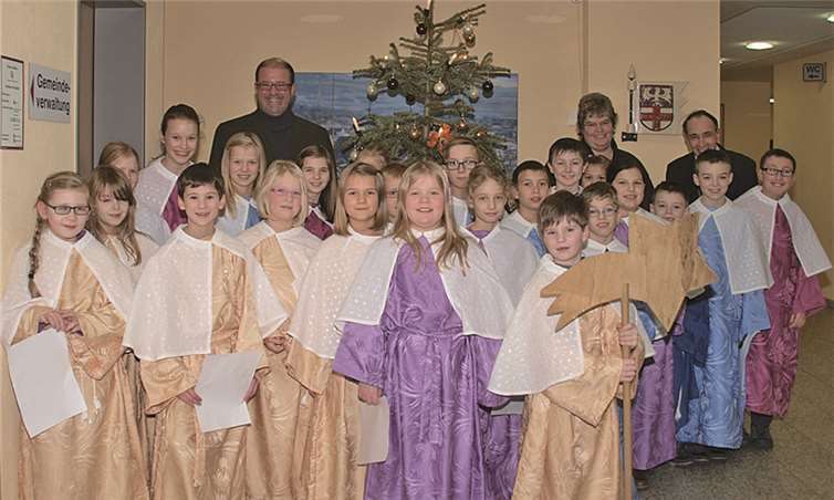 Im Foyer des Bürgerhauses wurden die Sternsinger für das Jahr 2015 empfangen. Mit dabei Bürgermeister Peter Moskopp, Brigitte Nickenich (Pfarrgemeinderat) und Pastor Johannes Steffens.US