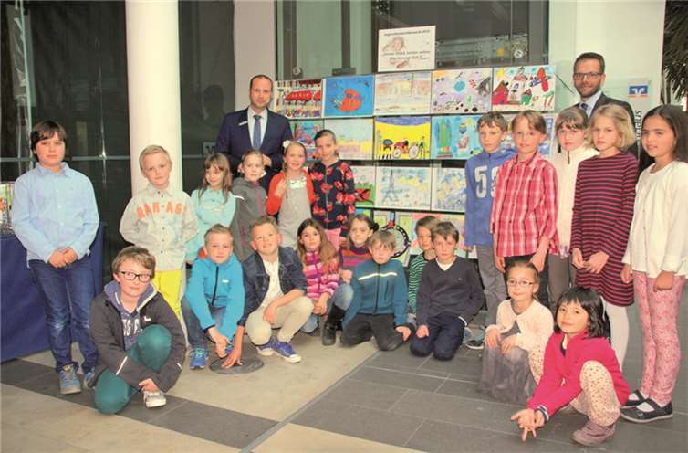 Im Foyer des RaiffeisenHauses fand die Preisübergabe an die Gewinnerkinder der Region Rheinbach beim Jugendkreativwettbewerb statt. 13 Grundschulen beteiligten sich, 85 Bilder der Klassen 1 bis 4 wurden bei der Raiffeisenbank Rheinbach Voreifel e.G. eingereicht. STEIN