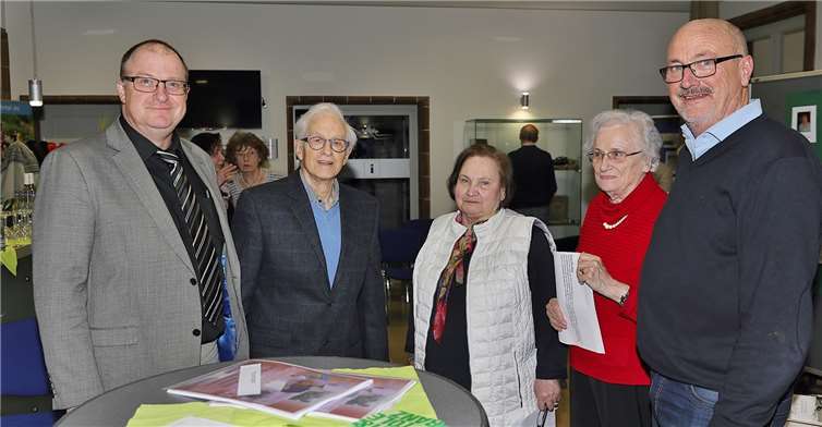 Im Foyer des Rathauses entwickelte sich ein reger Austausch von Erinnerungen. Werner Dreschers