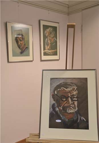 Im Foyer des Rathauses konnte man den Schriftsteller auch als Maler kennenlernen.