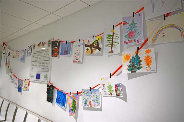 Im Foyer des Rathauses ziehen die Bilder die Blicke der Bürgerinnen und Bürger auf sich. Foto: Stadt Meckenheim