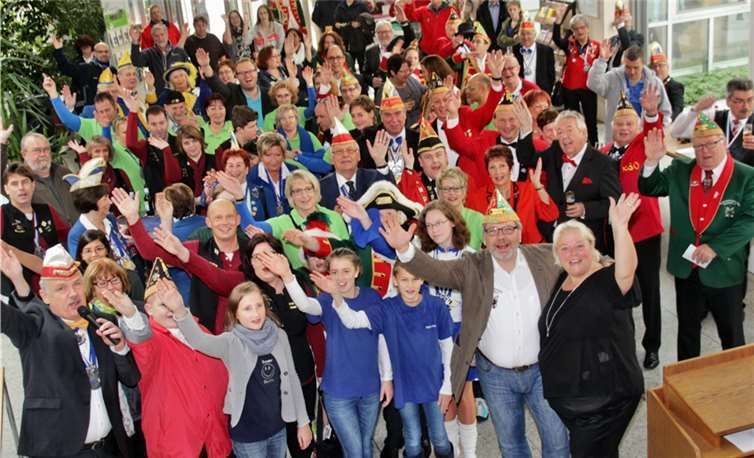Im Foyer des Rheinbacher Rathauses wurden die Tollitäten und Dreigestirne der vergangenen Session und die kommenden Tollitäten begeistert empfangen.Stein