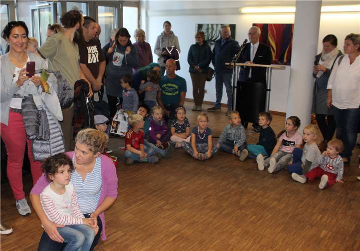 Im Foyer des Verwaltungsgebäudes eröffnete Stadtbürgermeister Gerhard Hausen „Unkeler Kreativ“. Fotos: DL