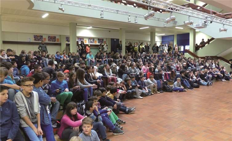 Im Foyer verfolgten die Schüler die Wahl. Privat