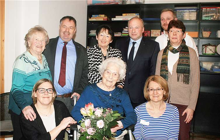 Im Franziskushaus in Sinzig feierte Änne Küpper ihren 109. Geburtstag, zahlreiche Gratulanten kamen, um der ältesten Bürgerin im Ahrkreis zu gratulieren. RÜ