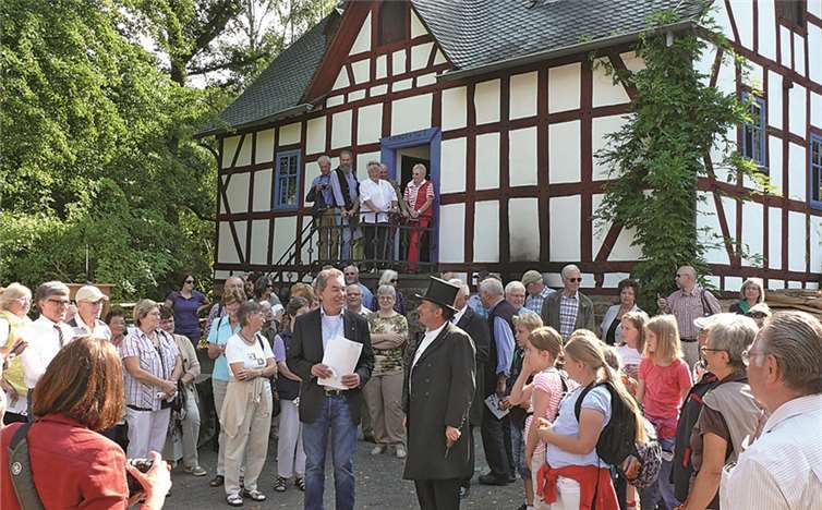 Im Freilichtmuseum Kommern feierten 110 Löhndorfer Bürger den 250. Geburtstag ihrer historischen Schule.privat