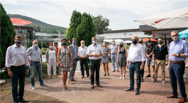 Im Freizeitbad TWIN informierte sich Christian Baldauf über die Neubaupläne. Fotos: Jost