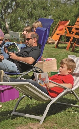 Im Freizeitpark gibt es zum Ende der Sommerferien eine Lesewiese.  Privat