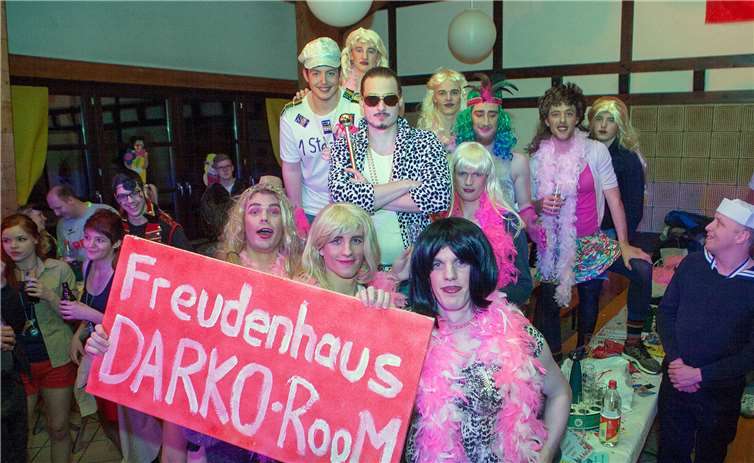 Im „Freudenhaus DARKO-Room“ empfingen die Handballer der SG Ollheim/Straßfeld als leichte Mädchen mit ihrem „Luden“ Darko in der Mitte als Hahn im Korb das närrische Publikum. JOST